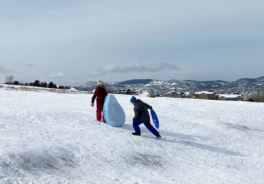 チューブがあれば、気軽に公園で雪そりできるよ！